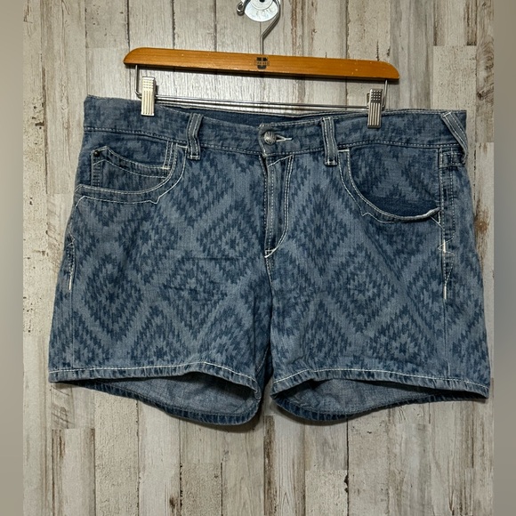 Ariat Boyfriend Shorts 32R - Picture 2 of 4